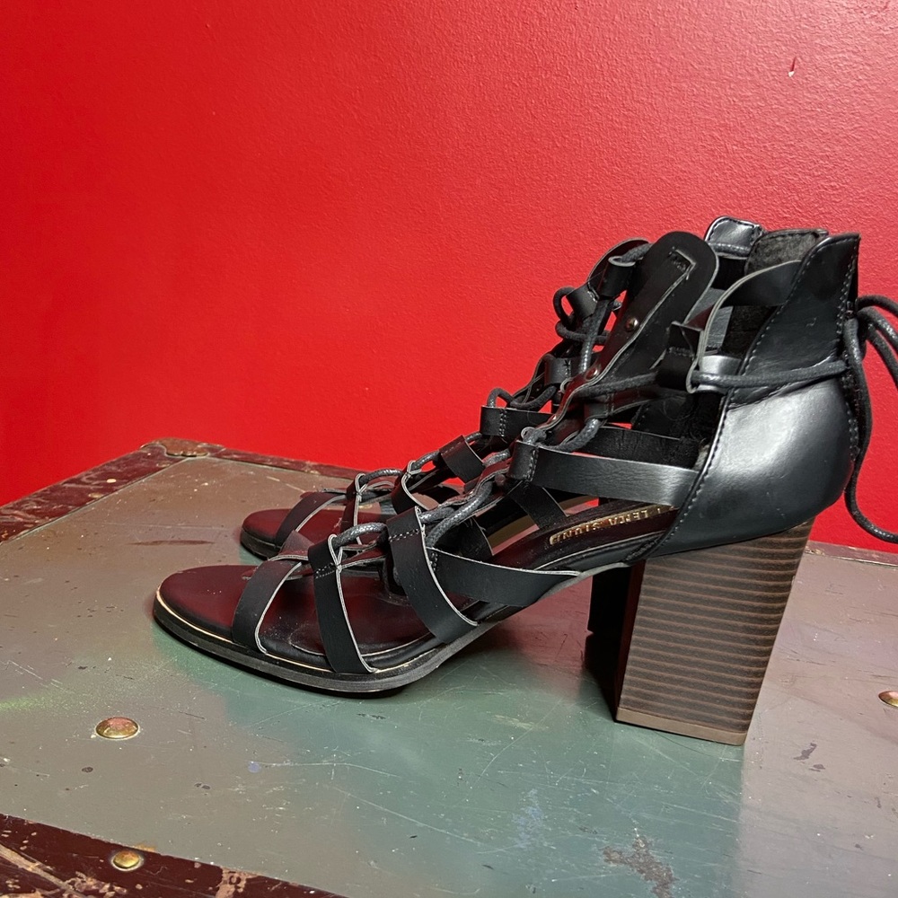 Lace up thick heeled sandals.